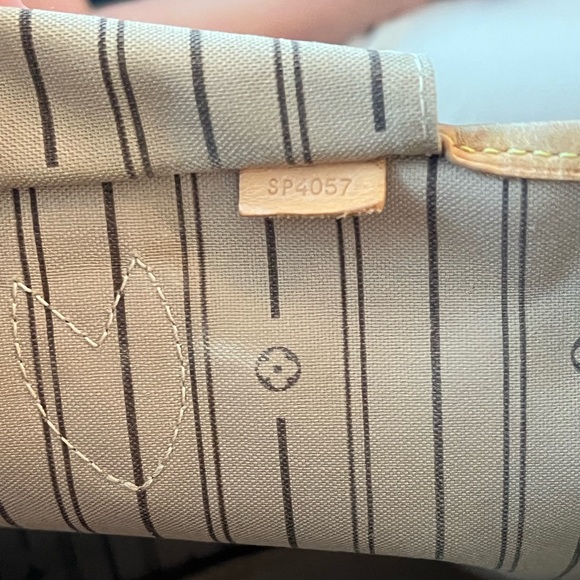 Louis Vuitton Neverfull Bag - Picture 6 of 7